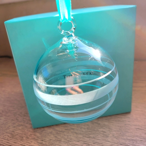 Authentic Tiffany & Co. 2019 Crystal Glass Ribbon Stripe Ball Ornament - Picture 4 of 9